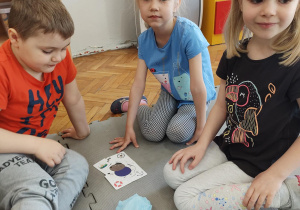 Dzieci układają puzzle